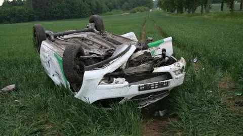 Wracali z imprezy, corsa dachowała