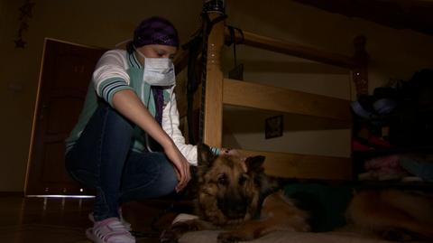 "Niektórzy mówią, że zabiera ze mnie chorobę". Niezwykły związek człowieka i psa