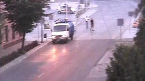 Wracał z imprezy. Postanowił przejechać się śmieciarką