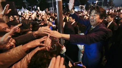 Wzrosło poparcie dla bezkompromisowej postawy Abe w stosunku do Korei Północnej. Na nagraniu, Japończycy głosują