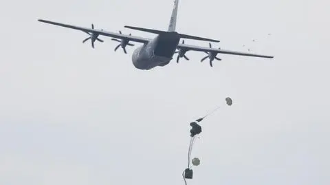 Polsko-amerykańskie ćwiczenia lotnicze na Pustyni Błędowskiej. Zrzucają prawie tonowe ładunki