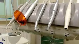 17.02 Niektórzy twierdzą, że pewnych zajęć na trzeźwo zupełnie nie da się wykonywać. Raczej nie należy jednak do nich praca stomatologa, wymagająca wszak precyzji i skupienia. Tymczasem w Strzelinie na Dolnym Śląsku przyjmujący pacjentów w przychodni dentysta postanowił nieco się "znieczulić": miał blisko trzy promile alkoholu w organizmie.