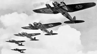 Nad Pałacem Buckingham przeleciały w rocznicę rozpoczęcia Bitwy o Anglię zabytkowe myśliwce Spitfire i Hurricane