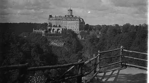Fasada południowa zamku na zdjęciu z 1910 roku