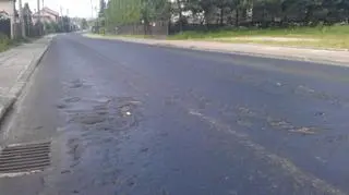 Upał sprawia, że asfalt na drodze w Olkuszu topi się