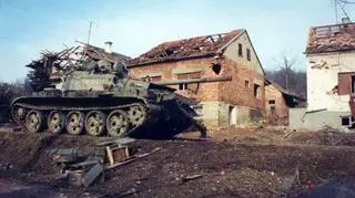 Walki o koszary na terenie Chorwacji (zdjęcie z 1991 roku)