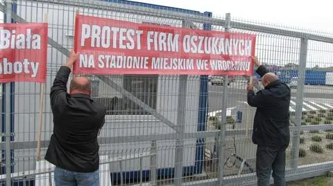 "Straciłem wszystko co miałem".
Walczą o pieniądze za budowę stadionu
