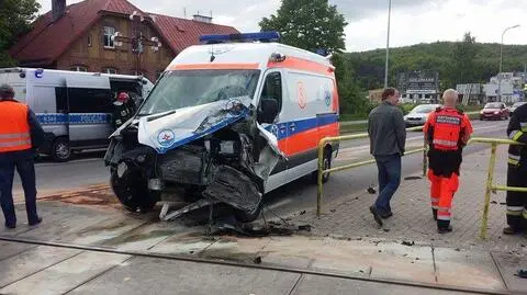 Pociąg uderzył w karetkę na przejeździe