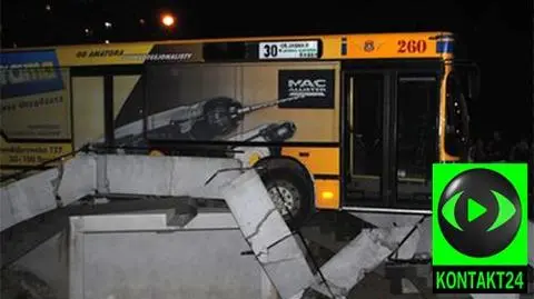 Autobus wbił się w schody przed kościołem