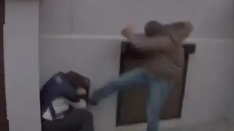 Policjant kopał demonstranta. Grożą mu 3 lata więzienia