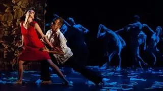 Spektakl nawiązuje alegorycznie do historii obchodzącego jubileusz poznańskiego teatru