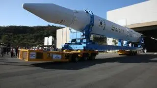 KSLV 1 wytaczana z hangaru