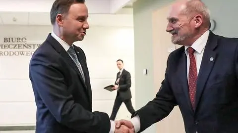 Macierewicz nie odpisuje na listy Dudy. Poseł Brejza pyta Szydło