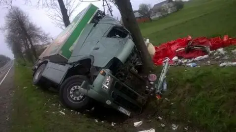 Ciężarówka zjechała z drogi i uderzyła w drzewo. Nie żyje kierowca