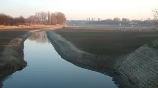 Dno jeziora podczas oczyszczania w 2005 r