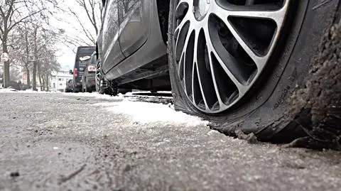 Gdańsk: Przebite opony w samochodach, w kieszeni reklamy usług wulkanizacyjnych