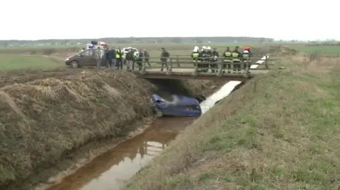 Auto wpadło do rzeki. Kierowca nie żyje