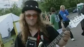 Ponad dziesięć tysięcy strun, prawie dwa tysiące wykonawców, jedna piosenka. Miłośnicy gitary ustanowili rekord Guinnessa na najliczniejsze wykonanie rockowego klasyka "Smoke on the Water". Gitarzyści spotkali się w Leinfelden-Echterdingen, niedaleko Stuttgartu. Poprzedni rekord padł w Stanach Zjednoczonych. Tam przebój Deep Purple zagrało jednocześnie ponad półtora tysiąca osób. 