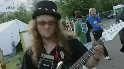 Ponad dziesięć tysięcy strun, prawie dwa tysiące wykonawców, jedna piosenka. Miłośnicy gitary ustanowili rekord Guinnessa na najliczniejsze wykonanie rockowego klasyka "Smoke on the Water". Gitarzyści spotkali się w Leinfelden-Echterdingen, niedaleko Stuttgartu. Poprzedni rekord padł w Stanach Zjednoczonych. Tam przebój Deep Purple zagrało jednocześnie ponad półtora tysiąca osób. 