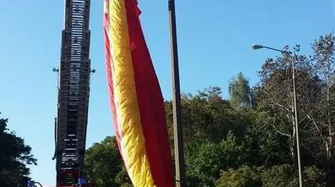 Paralotniarz wylądował na lampie w centrum Sopotu