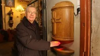 Nowoczesność wkracza do kościoła, na zdjęciu ks. Andrzej Hanich, proboszcz parafii