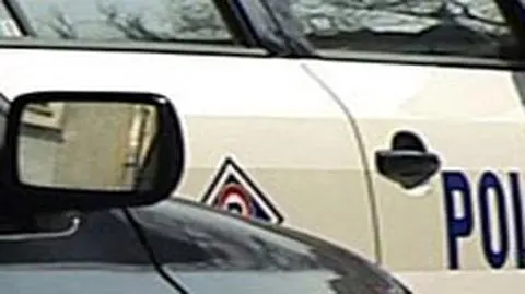 Strzały podczas szarpaniny z policjantem. Mężczyzna nie żyje