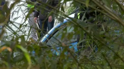 Auto zostało wydobyte ze zbiornika (wideo archiwalne)