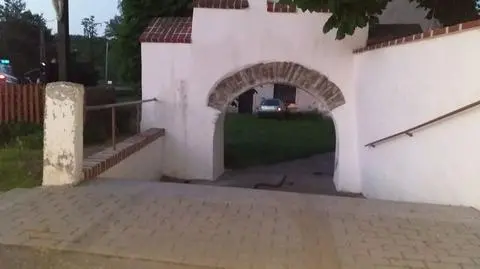 Kierowca przejechał przez bramę