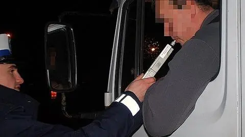 Miał prawie 4 promile, niemal zderzył się z radiowozem