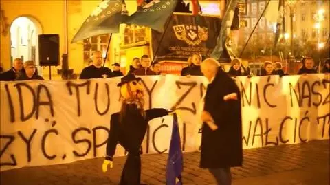 Podczas protestu podpalono kukłę przypominającą Żyda i flagę Unii Europejskiej
