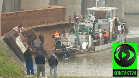 Po miesiącu wyciągają barki z Wisły