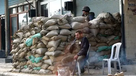 Foto: syryjscy żołnierze na posterunku w Doumie. Video: ranni bojownicy el-Asada w szpitalu w Latakii