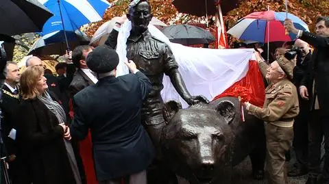 Niedźwiedź Wojtek ma pomnik w Edynburgu