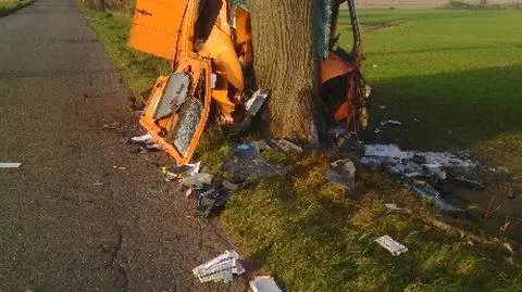 Groźny wypadek koło Ustki. Cztery osoby zakleszczone w aucie