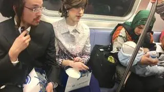 Zdjęcie autorstwa Jackie Summers, fotografa z Nowego Jorku, przedstawia chasydzką parę siedzącą w metrze obok muzułmanki karmiącej swoje dziecko. Summers, który wyznaje taoizm, podpisał uchwycony moment: "To właśnie moja Ameryka", nawiązując do różnorodności rasowej i kulturowej w Stanach Zjednoczonych. Zdjęcie zrobiło furorę w internecie.