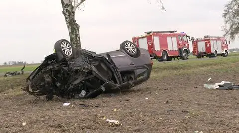 Wypadł z drogi, uderzył w drzewo. Dwie osoby zginęły
