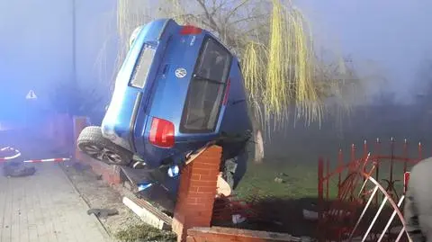 Auto wypadło z drogi. Zawisło na płocie