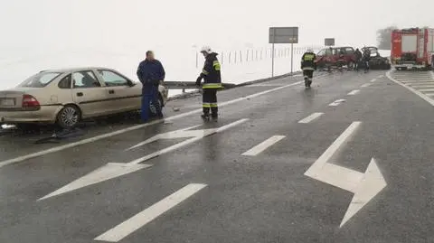 Zderzenie pięciu aut. Dwie osoby zakleszczone we wraku