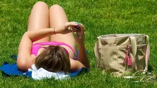 Kobieta, która została pobita, opalała się w parku