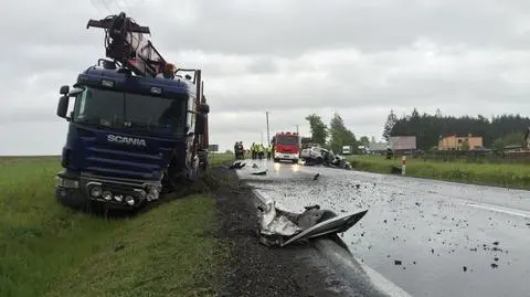 Człuchów: Ofiara po zderzeniu ciężarówki z osobówką