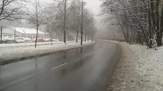 Marznący deszcz może powodować gołoledź