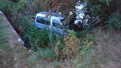 Pijany 20-latek wjechał autem do stawu