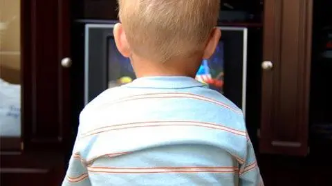 Dziecko "przywiązane" do telewizora