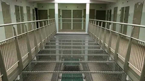 Dał nogę z "pudła" w... pudle