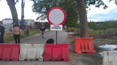 Właściciel zamknął drogę. Kierowcy muszą stać w korkach