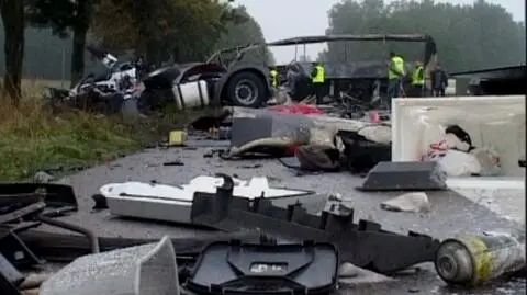 Wypadek autokaru pod Jeżewem.  Jedenastu maturzystów zginęło - wyroki ws. katastrofy
