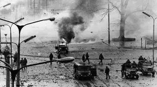 Płonący samochód na ul