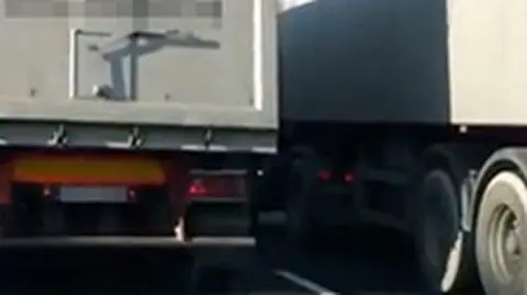 Zwrócił uwagę na blokowanie drogi. Twierdzi, że został pobity