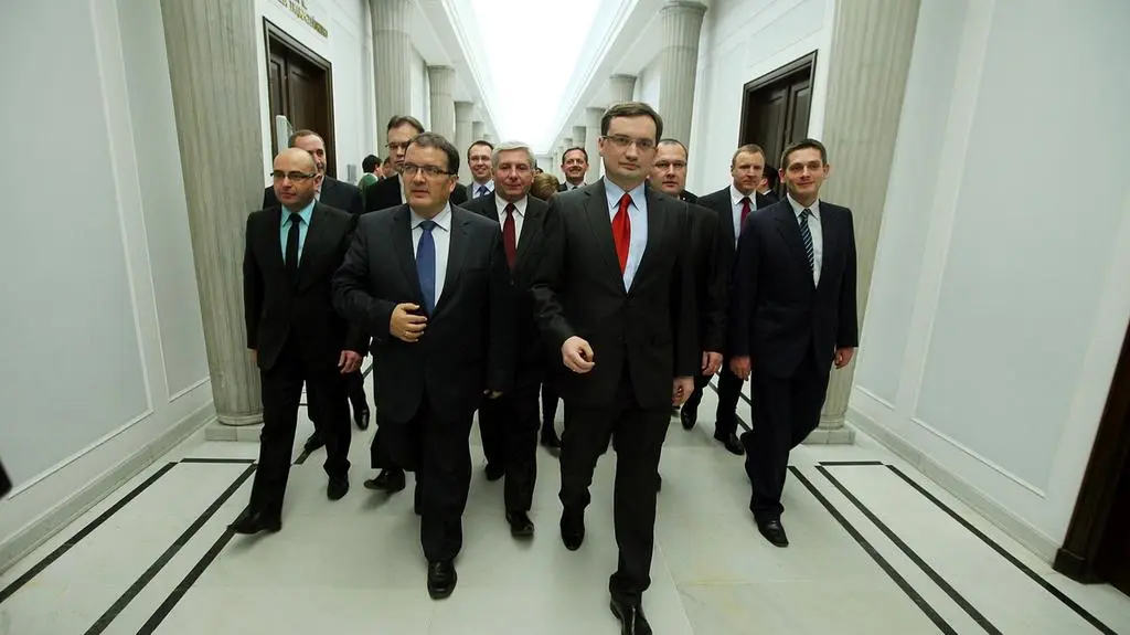 21.11 | "Ziobryści" kontra PiS. Zaczyna się wyścig. Najpierw na Nowosądecczyznę. Tam we wtorek pojawi się Polska Solidarna. Dzień później to samo zrobi Prawo i Sprawiedliwość, które nie zamierza spokojnie przyglądać się tworzeniu struktur terenowych nowej partii. Do niedawna razem. Od niedawna osobno. 