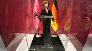 Nieco szczuplejsza niż w rzeczywistości, ale elegancka jak zawsze - tak prezentuje się kanclerz Angela Merkel jako... lalka Barbie. Produkująca zabawkę firma Mattel zaprezentowała Barbie-Merkel podczas międzynarodowych targów zabawek w Norymberdze. (APTN)